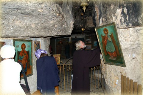 In der Höhle Heiligen Propheten Elia.
