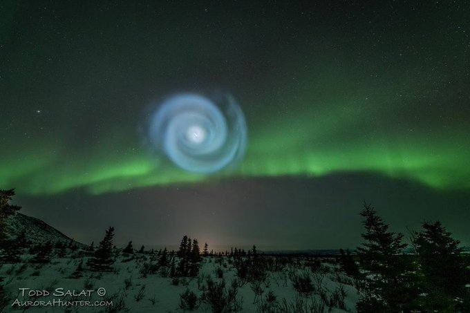 Lichtspirale am Nachthimmel über Alaska