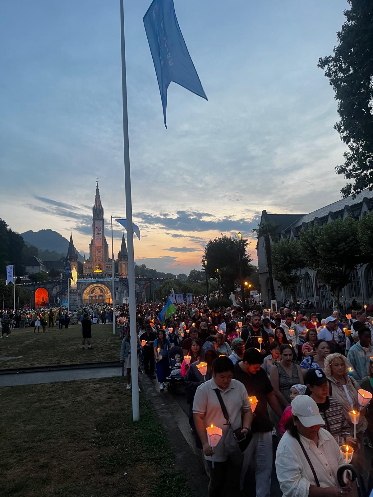 Fackelprozession in Lourdes zu Mariä Himmelfahrt