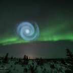 Lichtspirale am Nachthimmel über Alaska